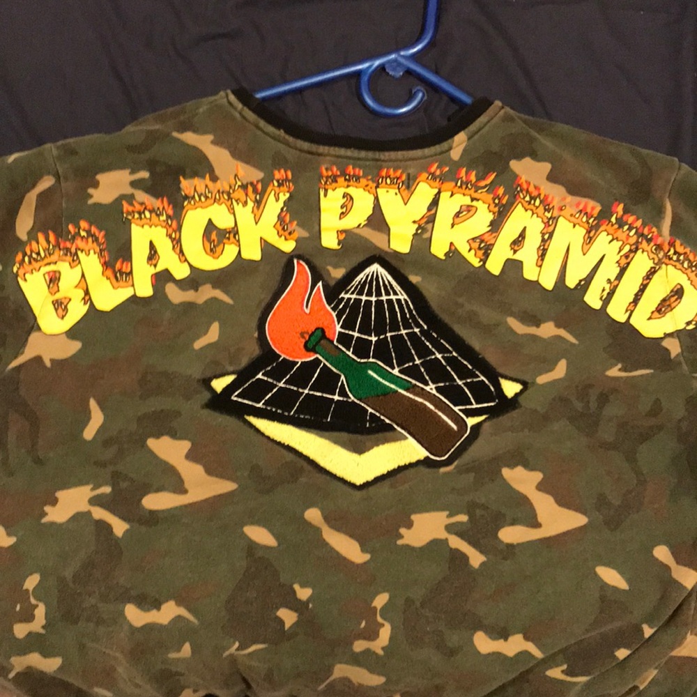 Xxl black pyramid sweater